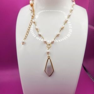 Ladies pearl necklace